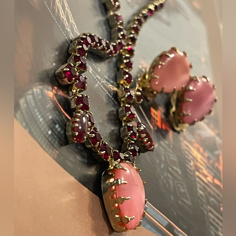 VINTAGE (RARE!!) “Demi Parure” Red Rhinestone & Pink Cabochon Stones Set 💕 - Picture 6 of 6